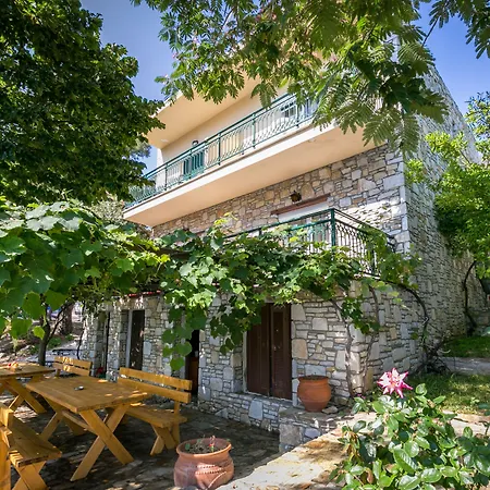 Petra Mare Apartment Alikí